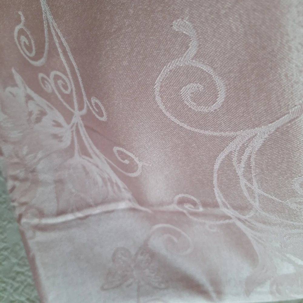 Tablecloth Elegance In Pink